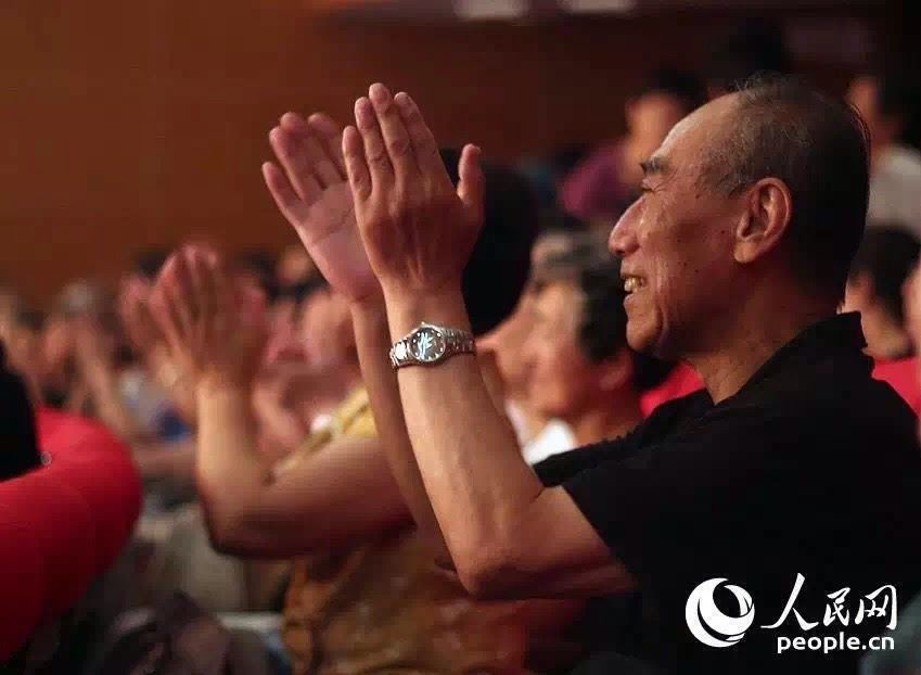 Audiences‘ applause for DCBBO Annual Gala 京剧之花公演现场观众掌声雷动