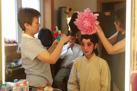 The fascinating Beijing Opera Makeup requires team work 美丽的京剧化妆来自复杂的过程